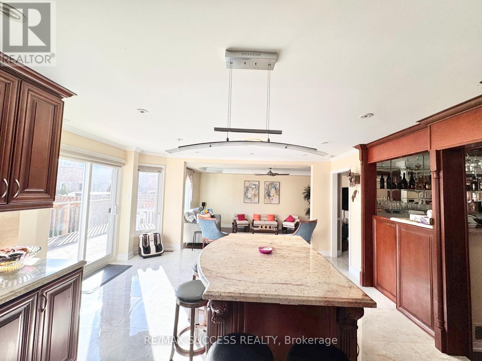 5715 Riverdale Crescent, Mississauga, Ontario  L5M 4R3 - Photo 4 - W12907358