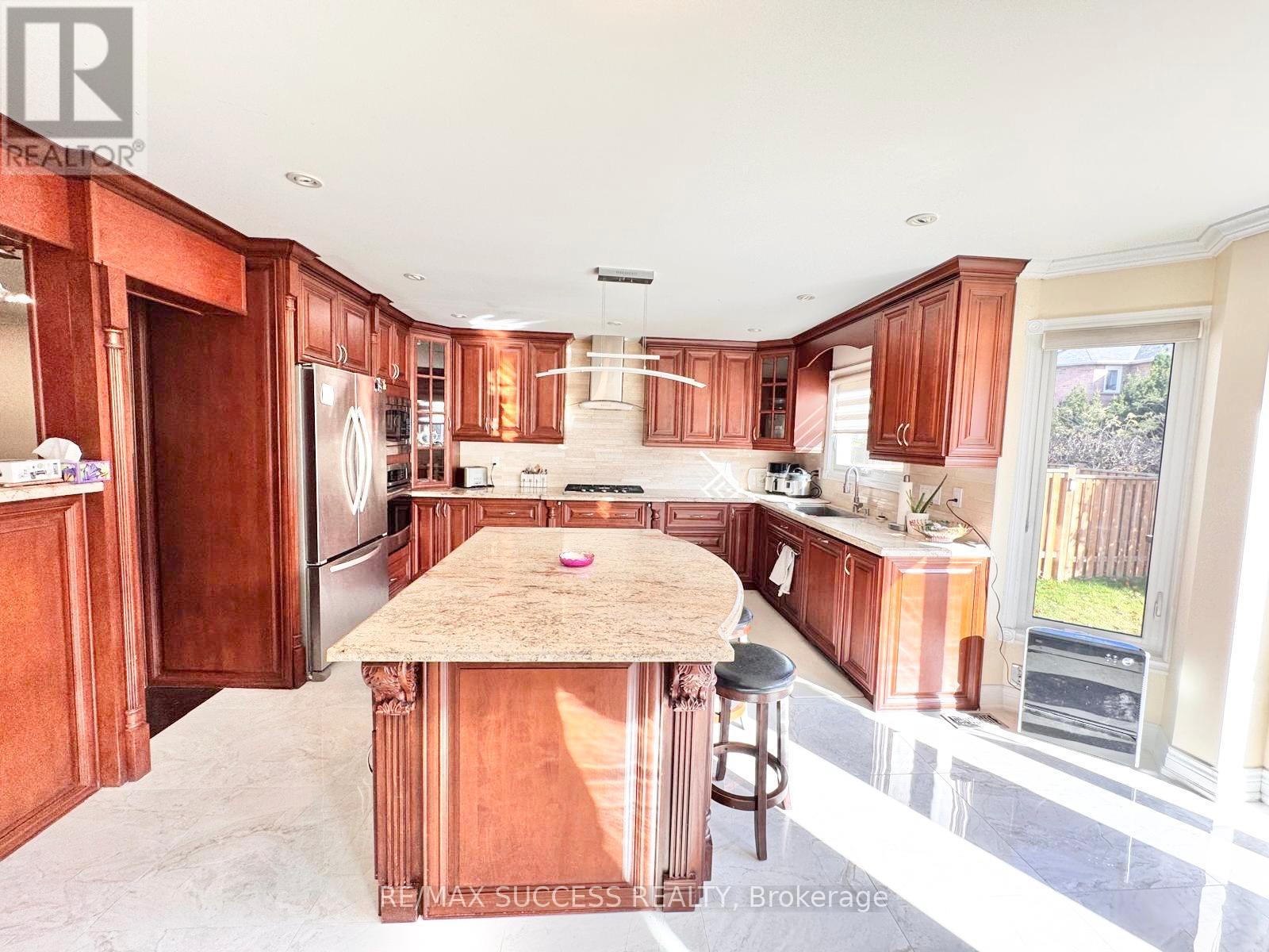 5715 Riverdale Crescent, Mississauga, Ontario  L5M 4R3 - Photo 5 - W12907358