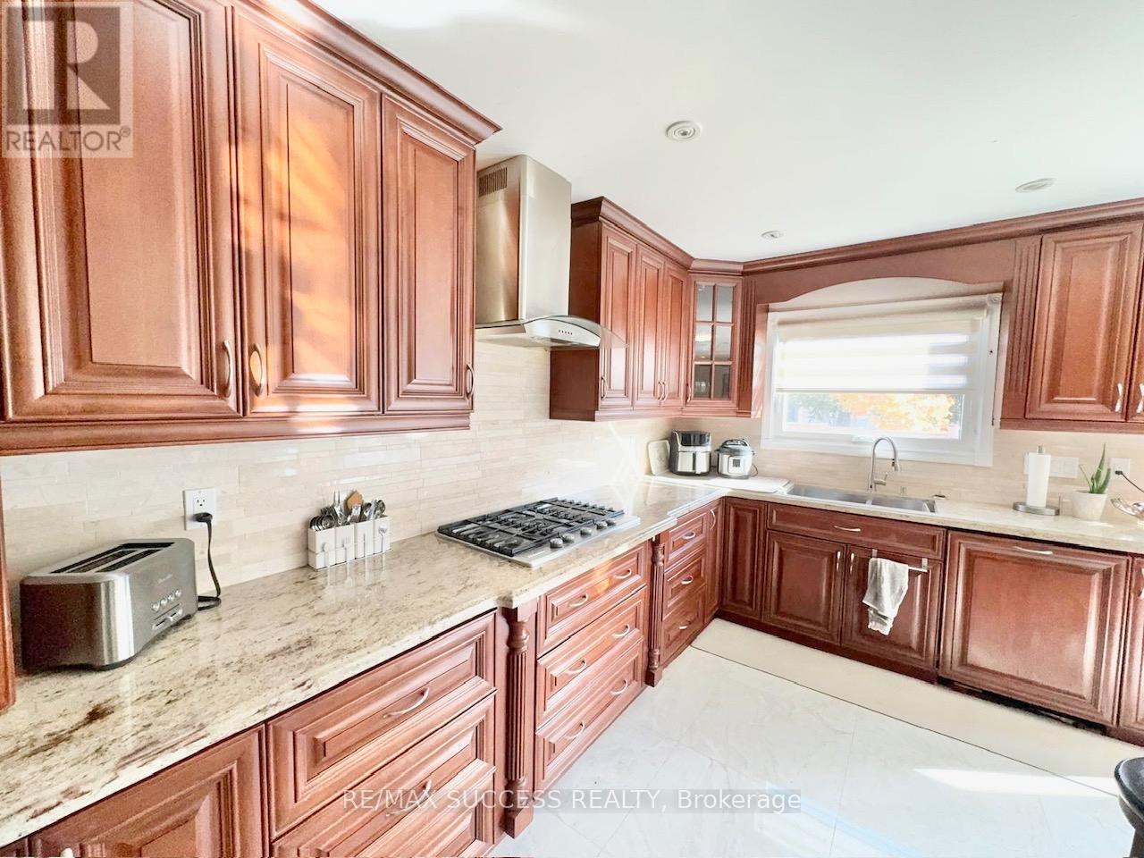 5715 Riverdale Crescent, Mississauga, Ontario  L5M 4R3 - Photo 6 - W12907358