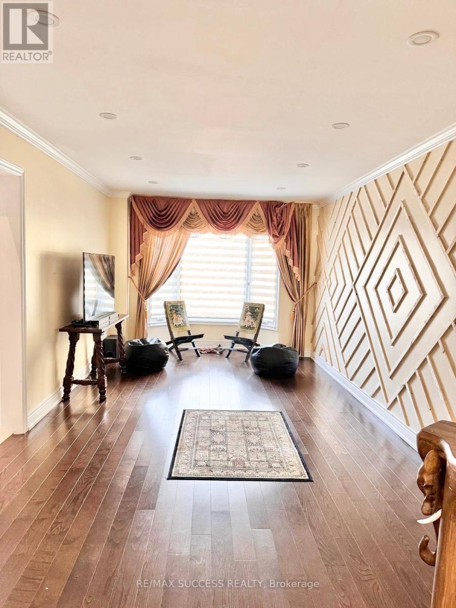 5715 Riverdale Crescent, Mississauga, Ontario  L5M 4R3 - Photo 7 - W12907358