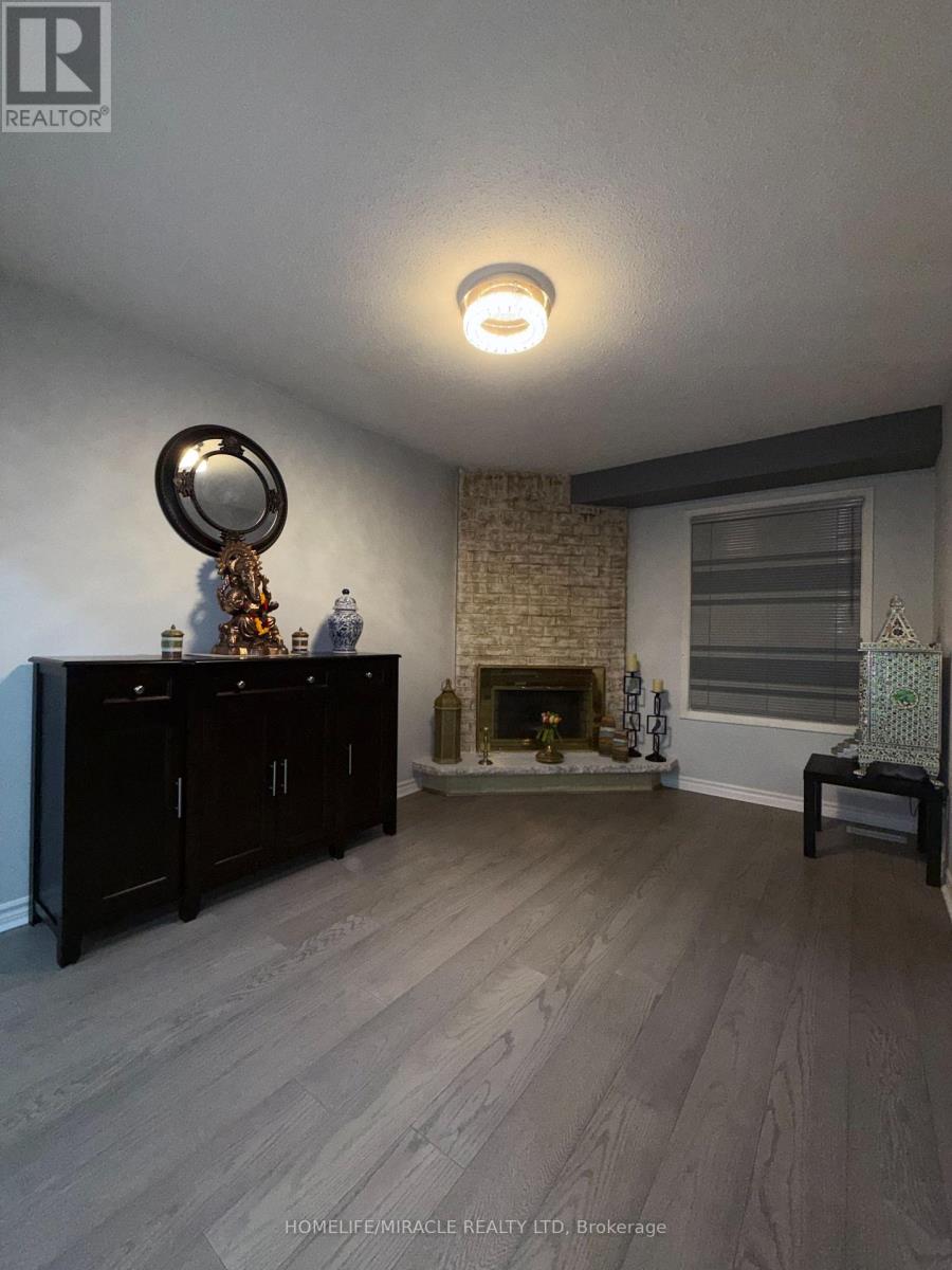 163 Mabley Crescent, Vaughan, Ontario  L4J 2Z7 - Photo 4 - N12901926