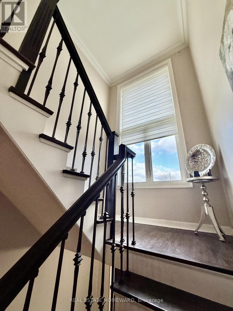 18 Wyndcliff Crescent, Toronto, Ontario  M4A 2K1 - Photo 9 - C12907424