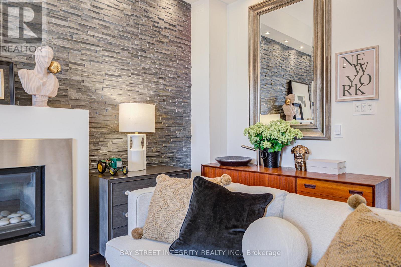 17 Frankdale Avenue, Toronto, Ontario  M4J 3Z8 - Photo 5 - E12907406