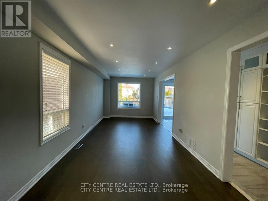 4777 Glasshill Grove, Mississauga, Ontario  L5M 7R6 - Photo 3 - W12907376