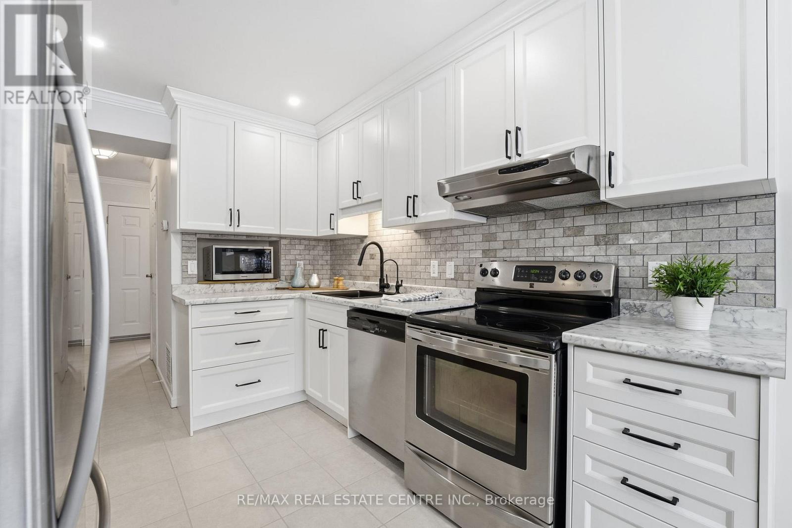 74 - 30 Green Valley Drive, Kitchener, Ontario  N2P 1G8 - Photo 15 - X12907378