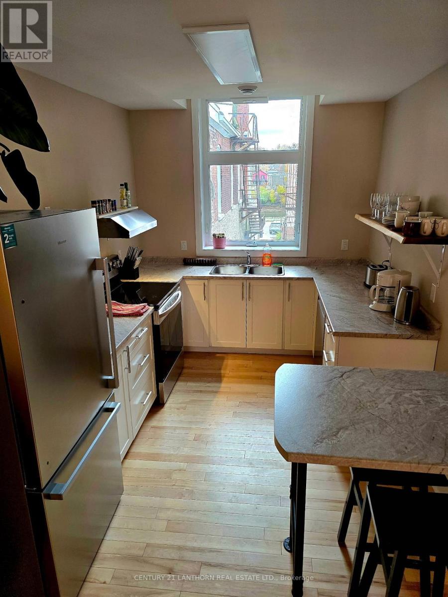 266 Front Street, Belleville (Belleville Ward), Ontario  K8N 2Z2 - Photo 5 - X12907430