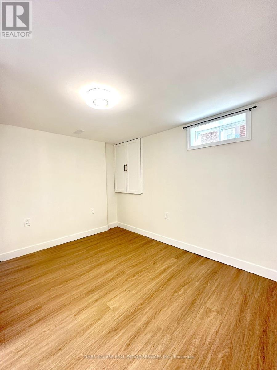 64 Lowe Boulevard, Newmarket, Ontario  L3Y 5T1 - Photo 5 - N12907434