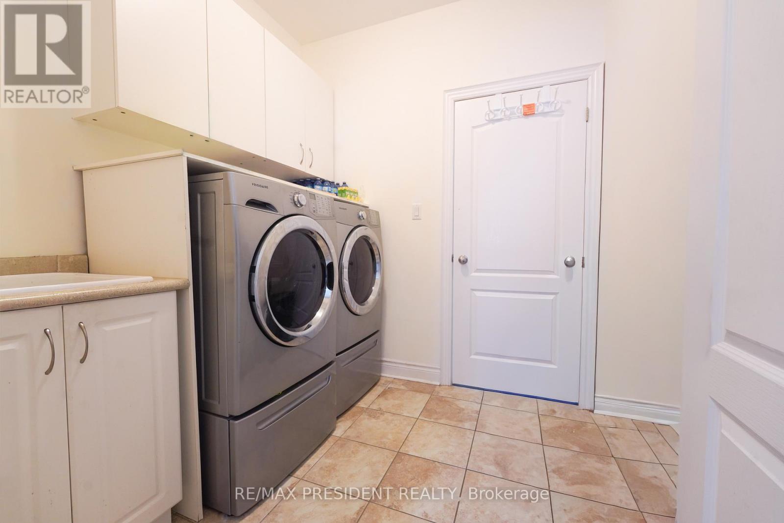 16 Bassett Crescent, Brampton, Ontario  L6X 5G2 - Photo 11 - W12906088