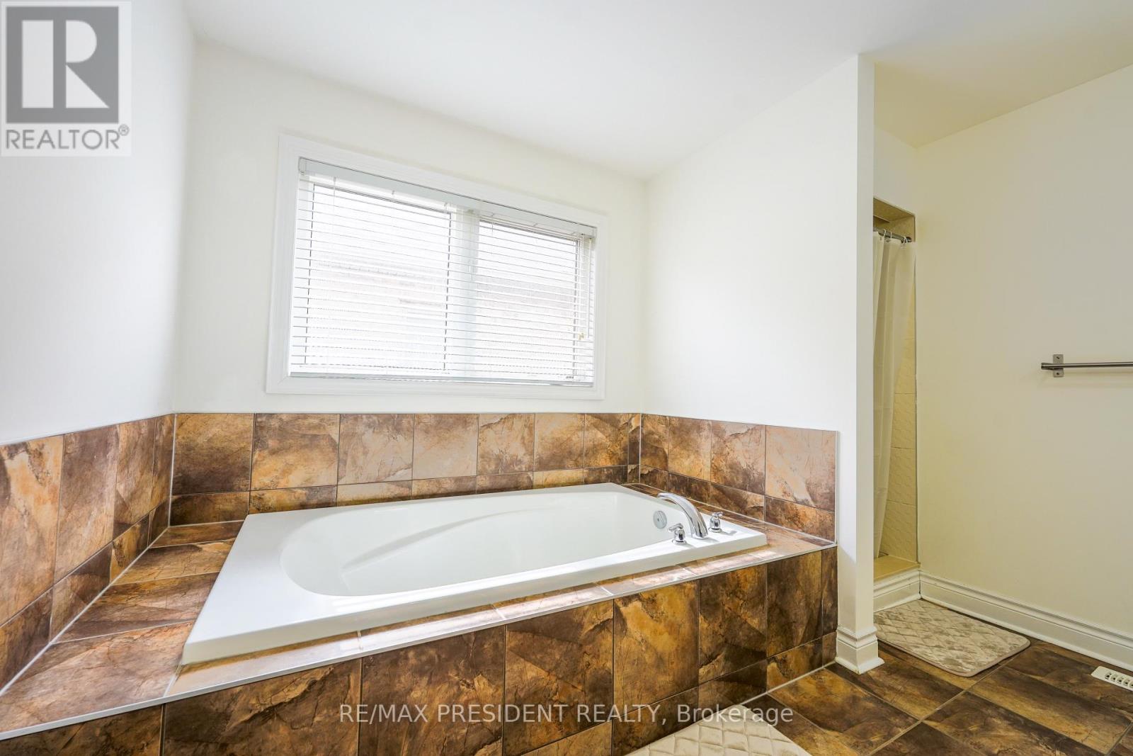 16 Bassett Crescent, Brampton, Ontario  L6X 5G2 - Photo 19 - W12906088