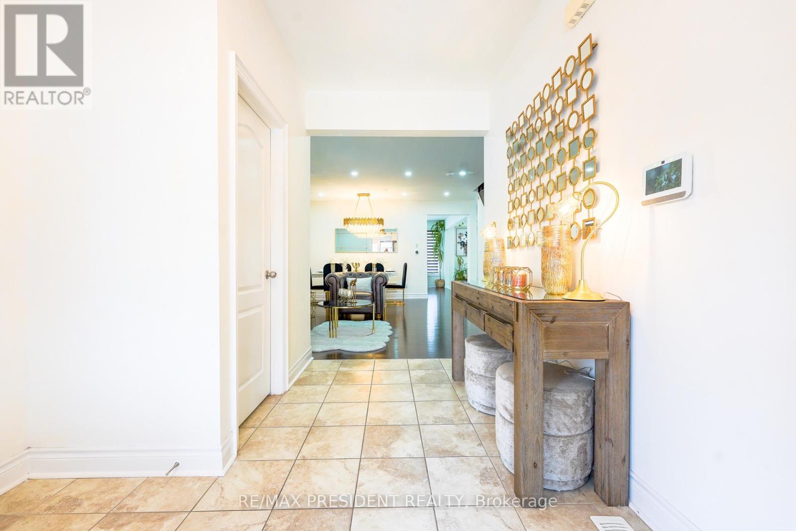 16 Bassett Crescent, Brampton, Ontario  L6X 5G2 - Photo 2 - W12906088