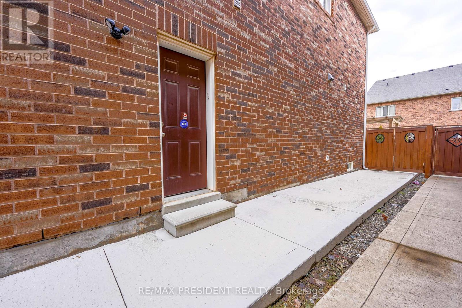 16 Bassett Crescent, Brampton, Ontario  L6X 5G2 - Photo 38 - W12906088