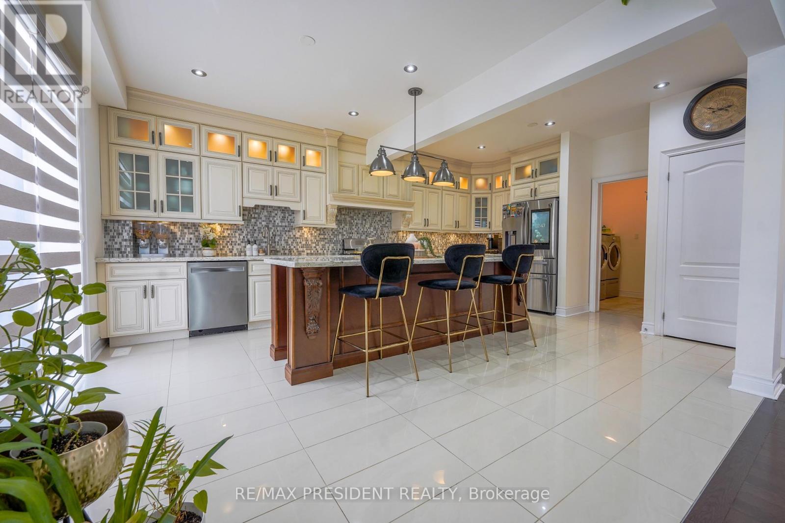 16 Bassett Crescent, Brampton, Ontario  L6X 5G2 - Photo 7 - W12906088