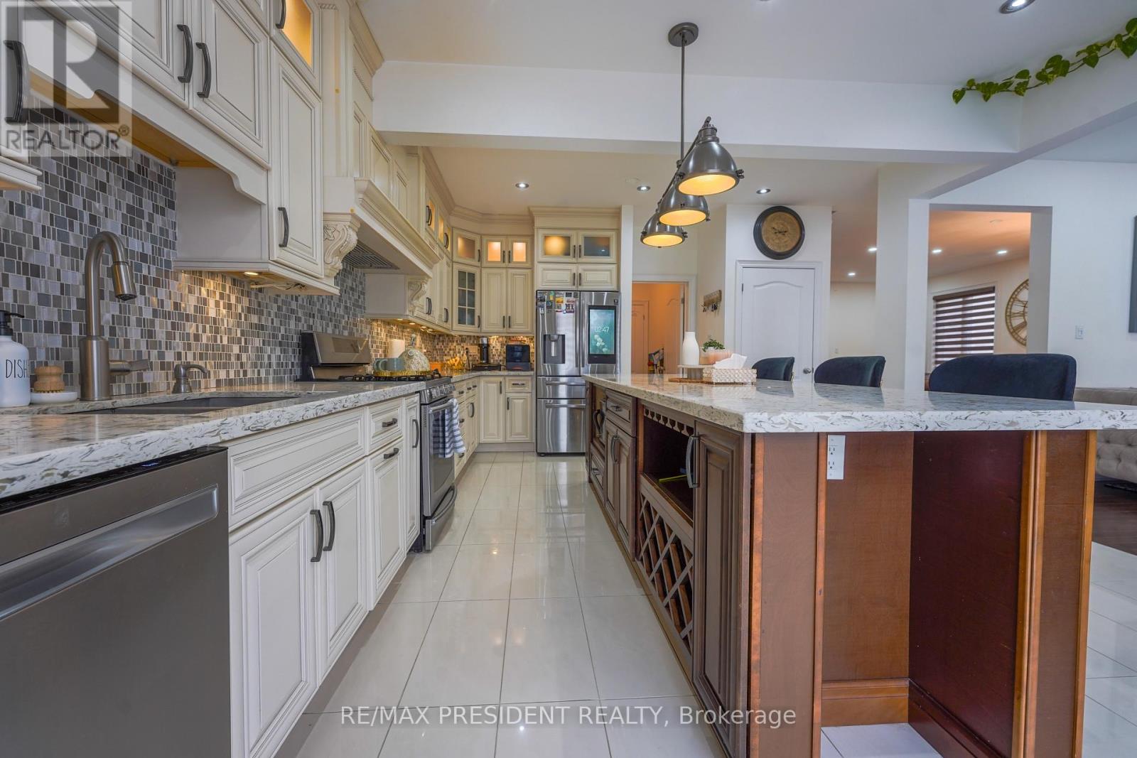 16 Bassett Crescent, Brampton, Ontario  L6X 5G2 - Photo 8 - W12906088