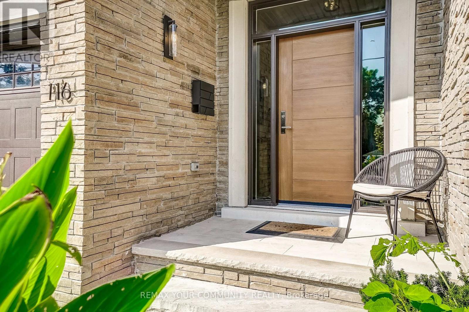 116 Lucas Street, Richmond Hill, Ontario  L4C 4P5 - Photo 3 - N12882554