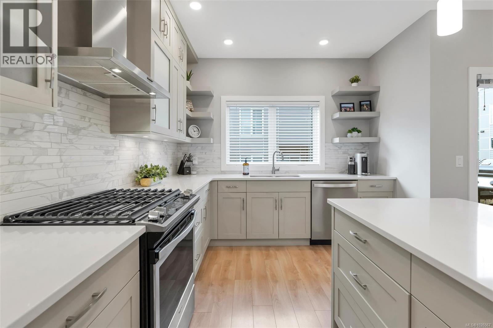 13 4355 Viewmont Ave, Saanich, British Columbia V8Z 5K8 - Photo 4 - 1026567