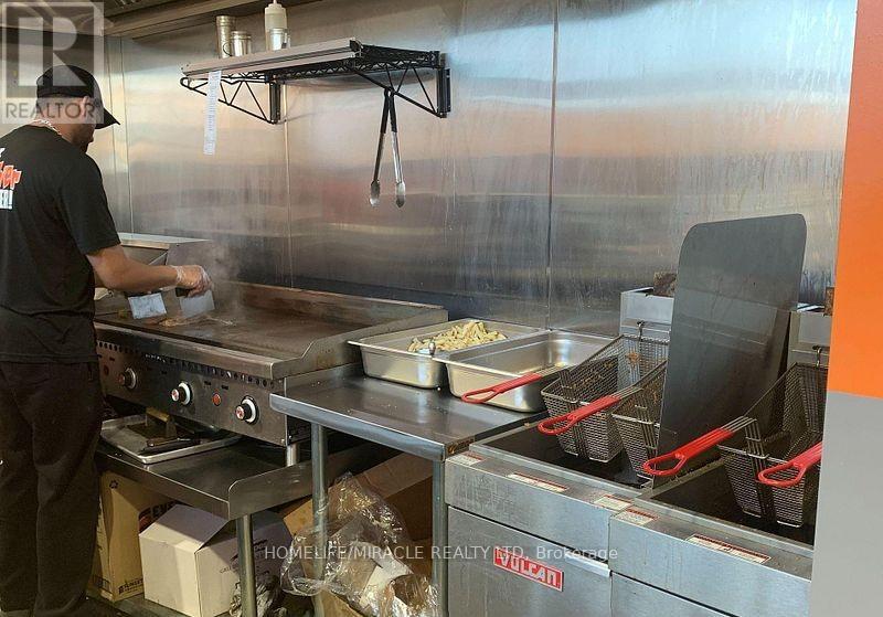 1b - 195 Carlingview Drive, Toronto, Ontario  M9W 5E8 - Photo 4 - W12907506