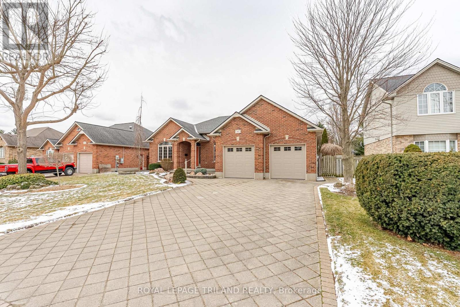 43 Pinehurst Drive, Thames Centre, Ontario N0L 1G2 - Photo 2 - X12899386