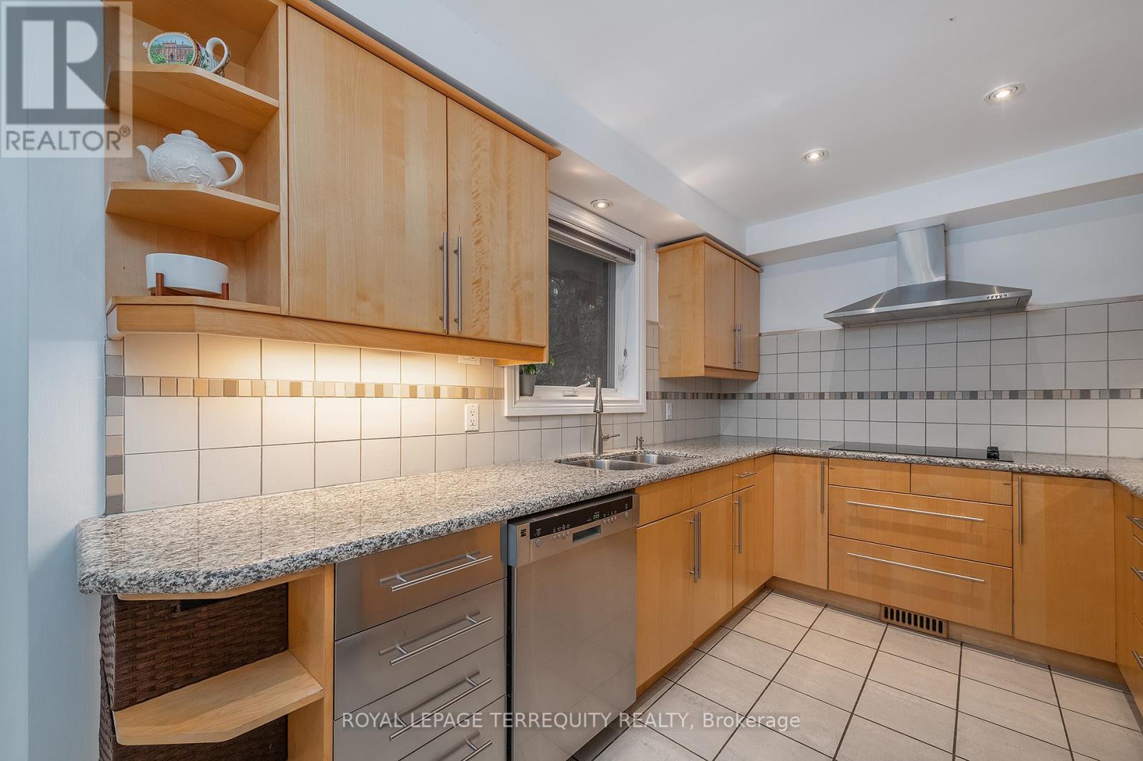 6 Earlington Avenue, Toronto, Ontario  M8X 2N5 - Photo 12 - W12907518