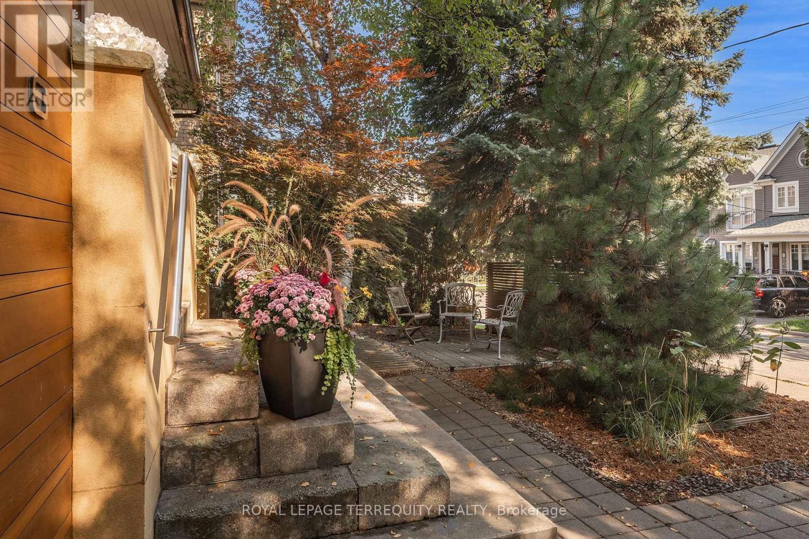 6 Earlington Avenue, Toronto, Ontario  M8X 2N5 - Photo 3 - W12907518