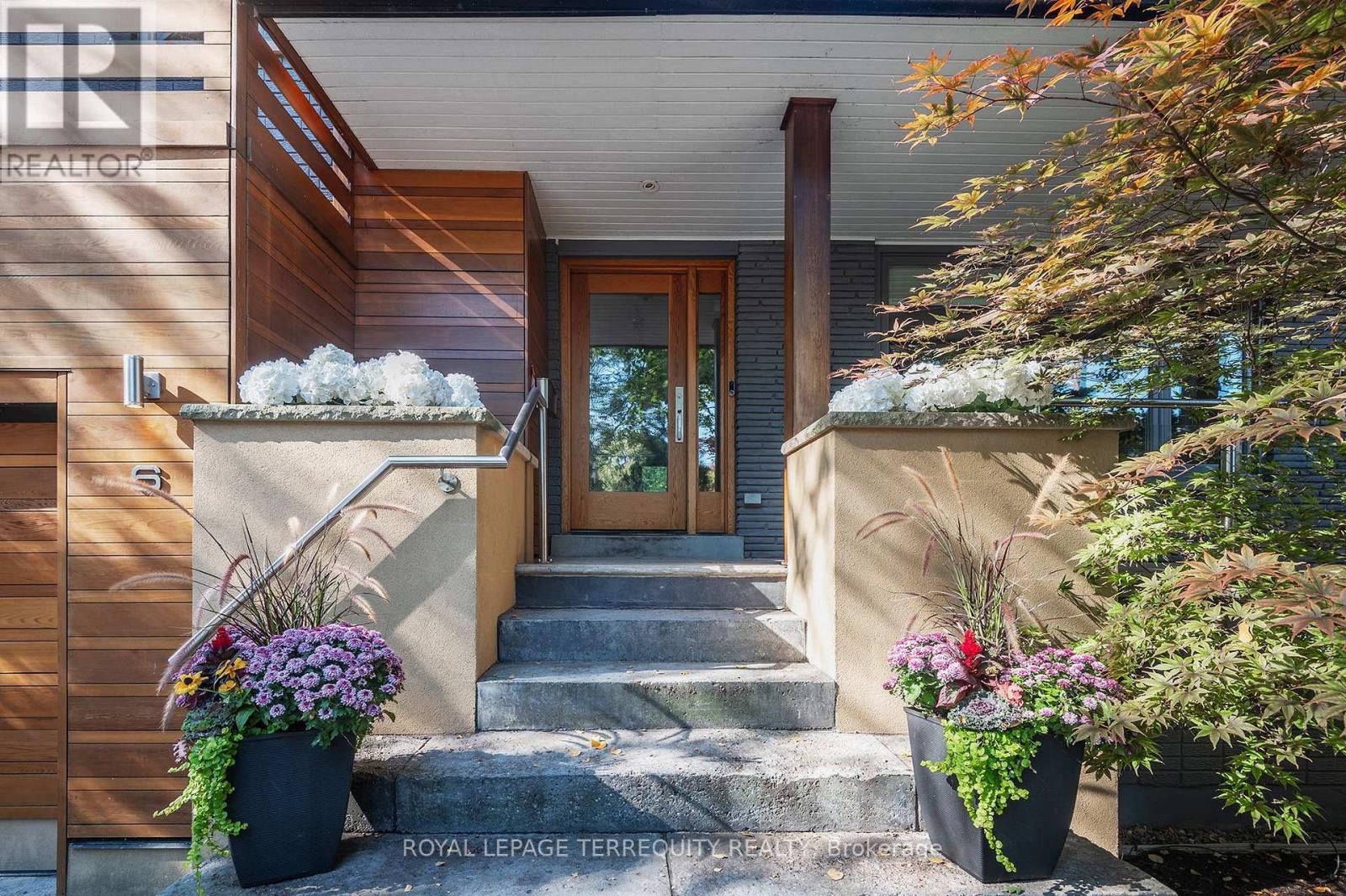 6 Earlington Avenue, Toronto, Ontario  M8X 2N5 - Photo 4 - W12907518