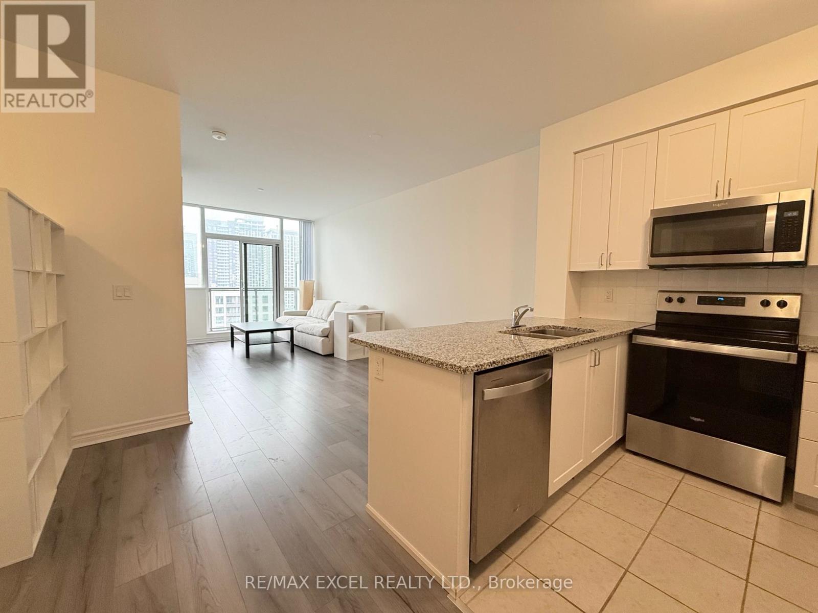 Ph208 - 349 Rathburn Road W, Mississauga, Ontario  L5B 0G9 - Photo 3 - W12907516