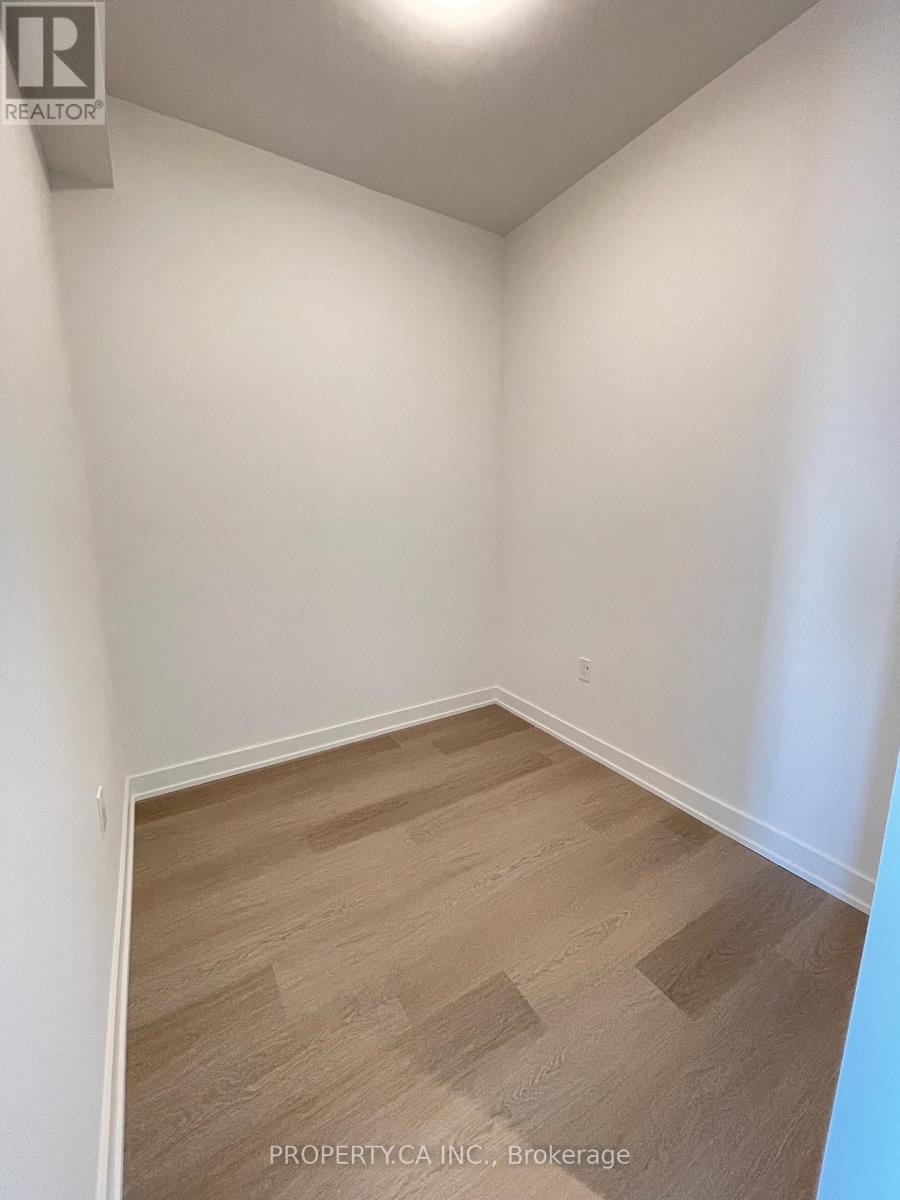 417 - 448 Burnhamthorpe Road, Mississauga, Ontario  L5B 4A4 - Photo 4 - W12907558