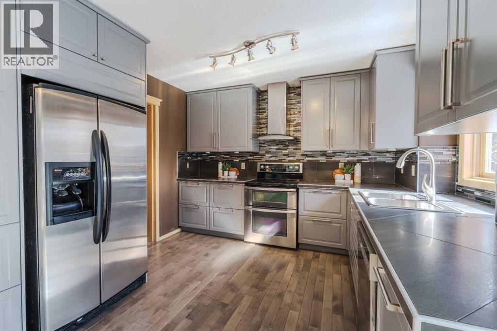 135 Canterbury Court Sw, Calgary, Alberta  T2W 6C1 - Photo 9 - A2293644