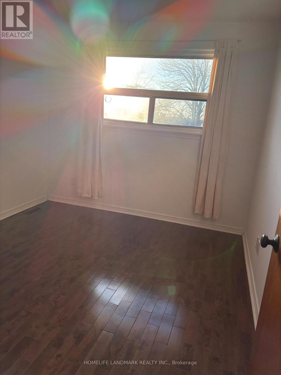 Upper - 1233 Fairdale Drive, Mississauga, Ontario  L5C 1K3 - Photo 10 - W12907604