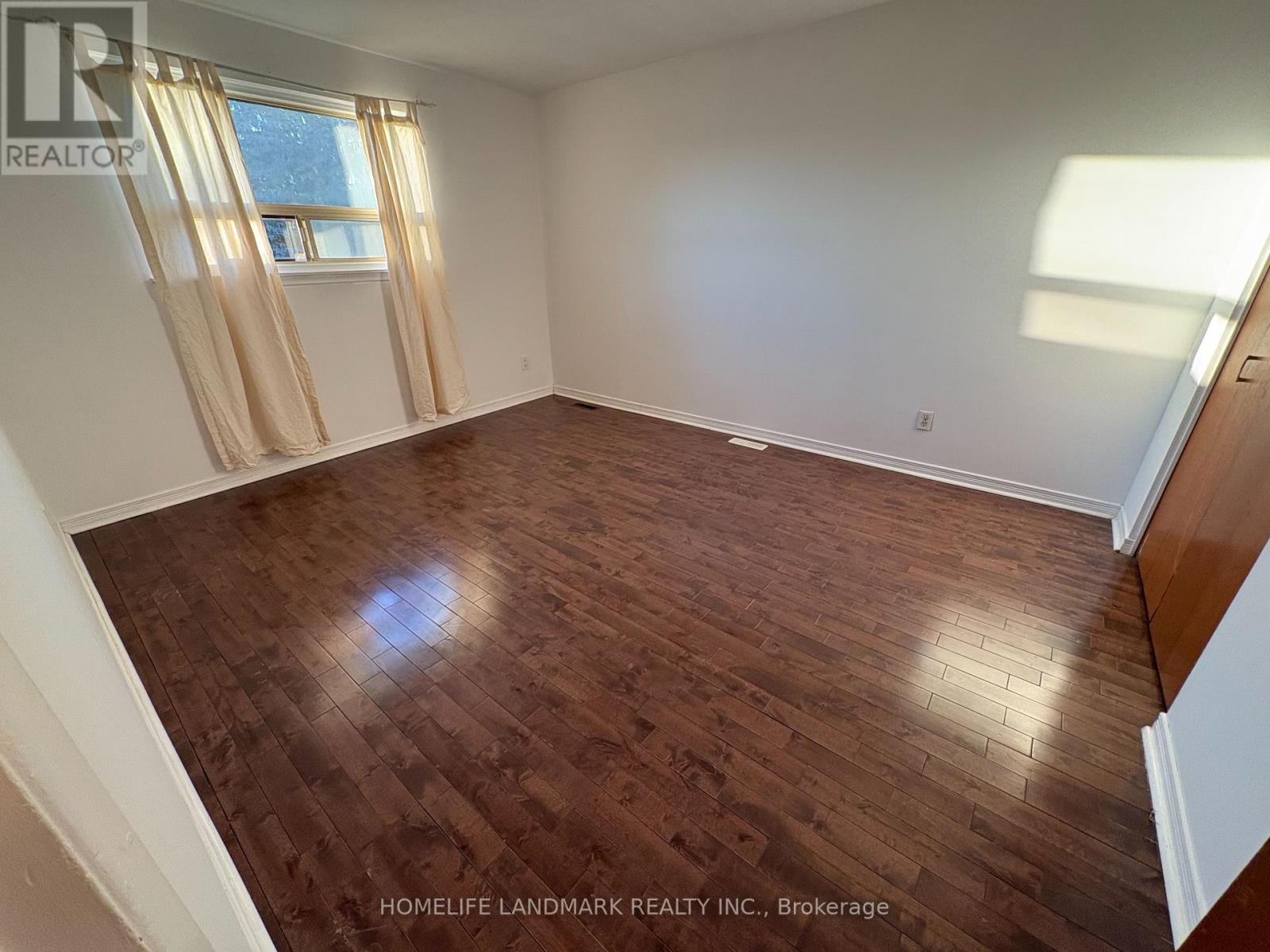 Upper - 1233 Fairdale Drive, Mississauga, Ontario  L5C 1K3 - Photo 11 - W12907604