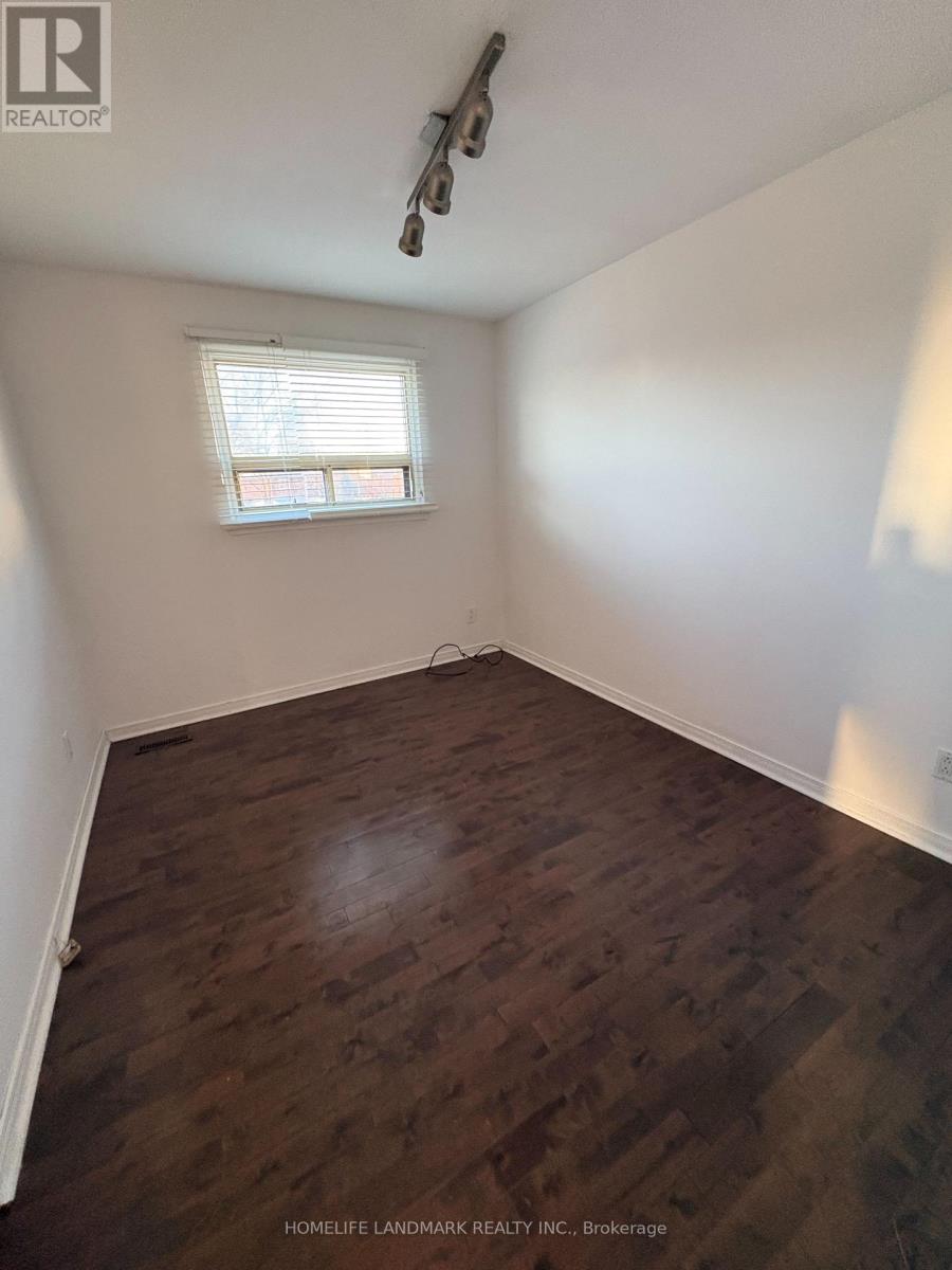 Upper - 1233 Fairdale Drive, Mississauga, Ontario  L5C 1K3 - Photo 12 - W12907604