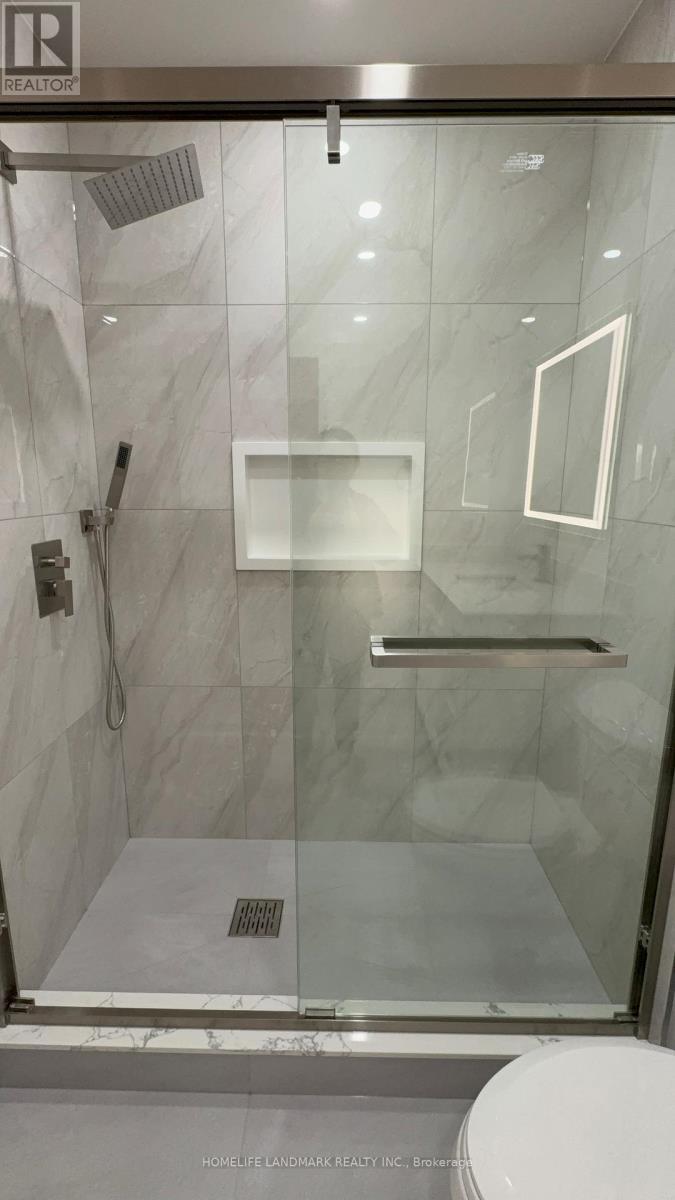 Upper - 1233 Fairdale Drive, Mississauga, Ontario  L5C 1K3 - Photo 14 - W12907604