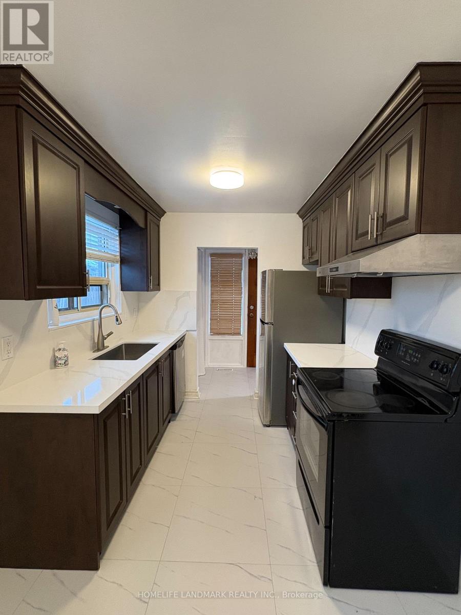 Upper - 1233 Fairdale Drive, Mississauga, Ontario  L5C 1K3 - Photo 3 - W12907604