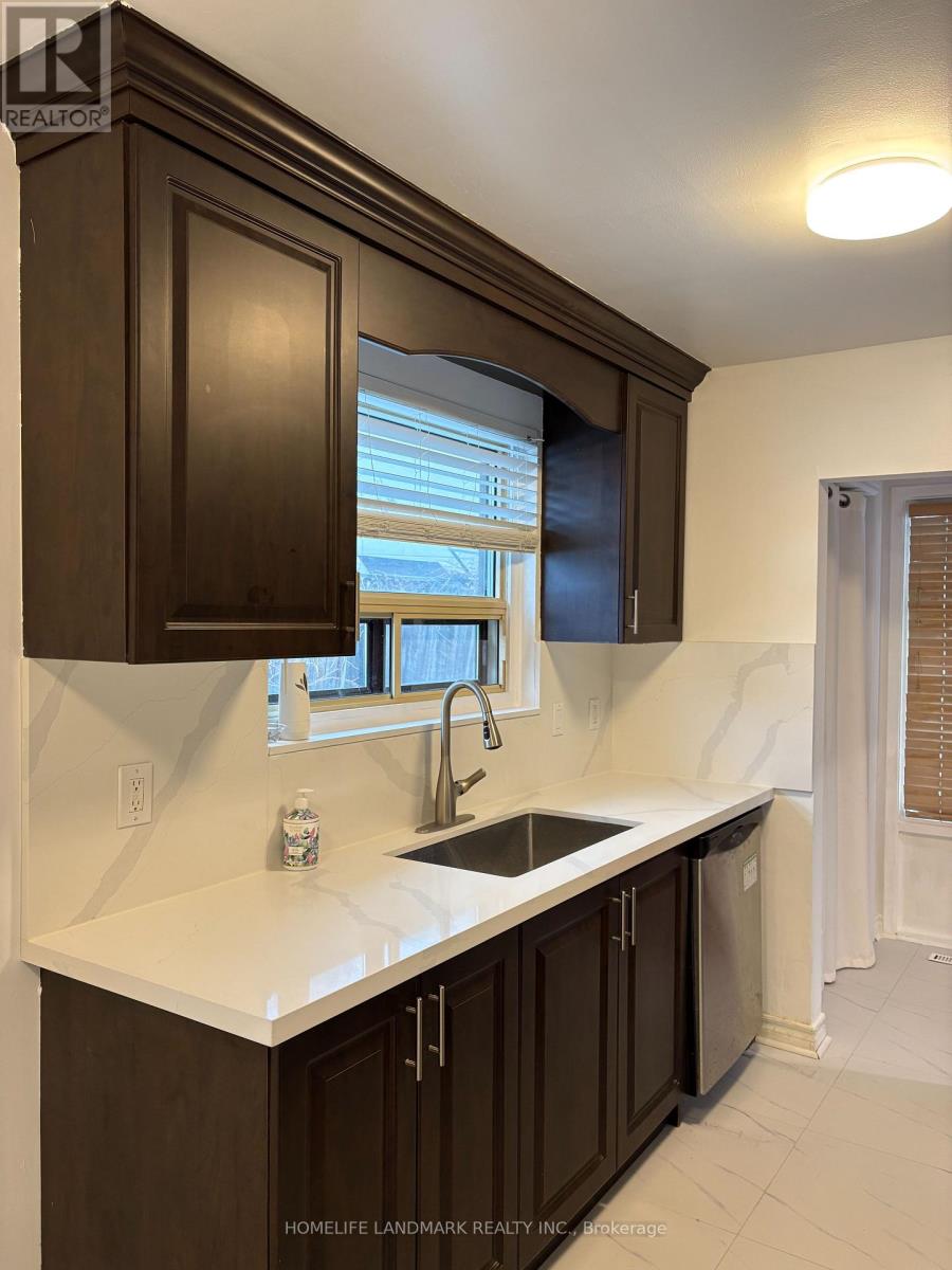 Upper - 1233 Fairdale Drive, Mississauga, Ontario  L5C 1K3 - Photo 4 - W12907604