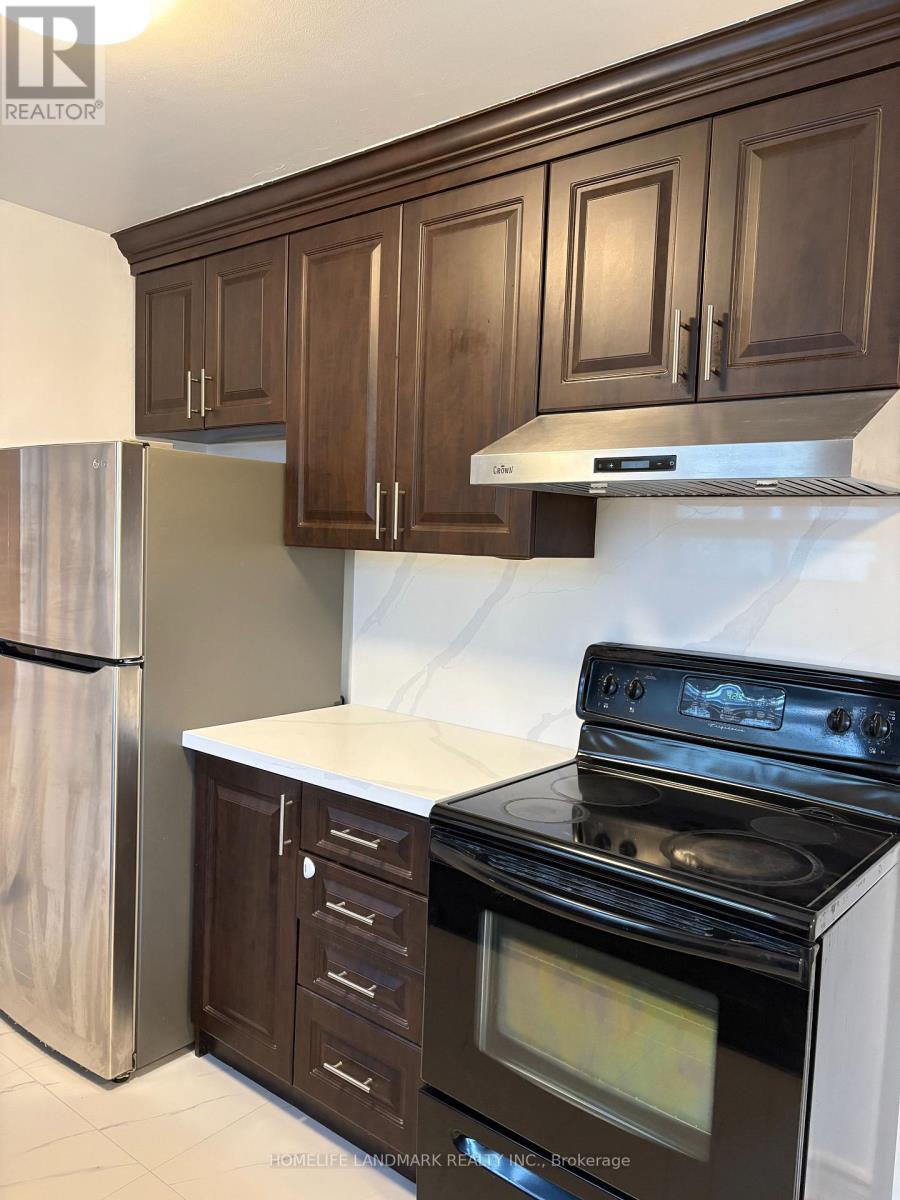 Upper - 1233 Fairdale Drive, Mississauga, Ontario  L5C 1K3 - Photo 5 - W12907604