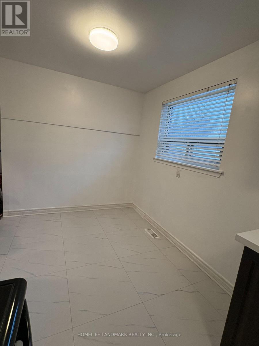 Upper - 1233 Fairdale Drive, Mississauga, Ontario  L5C 1K3 - Photo 6 - W12907604