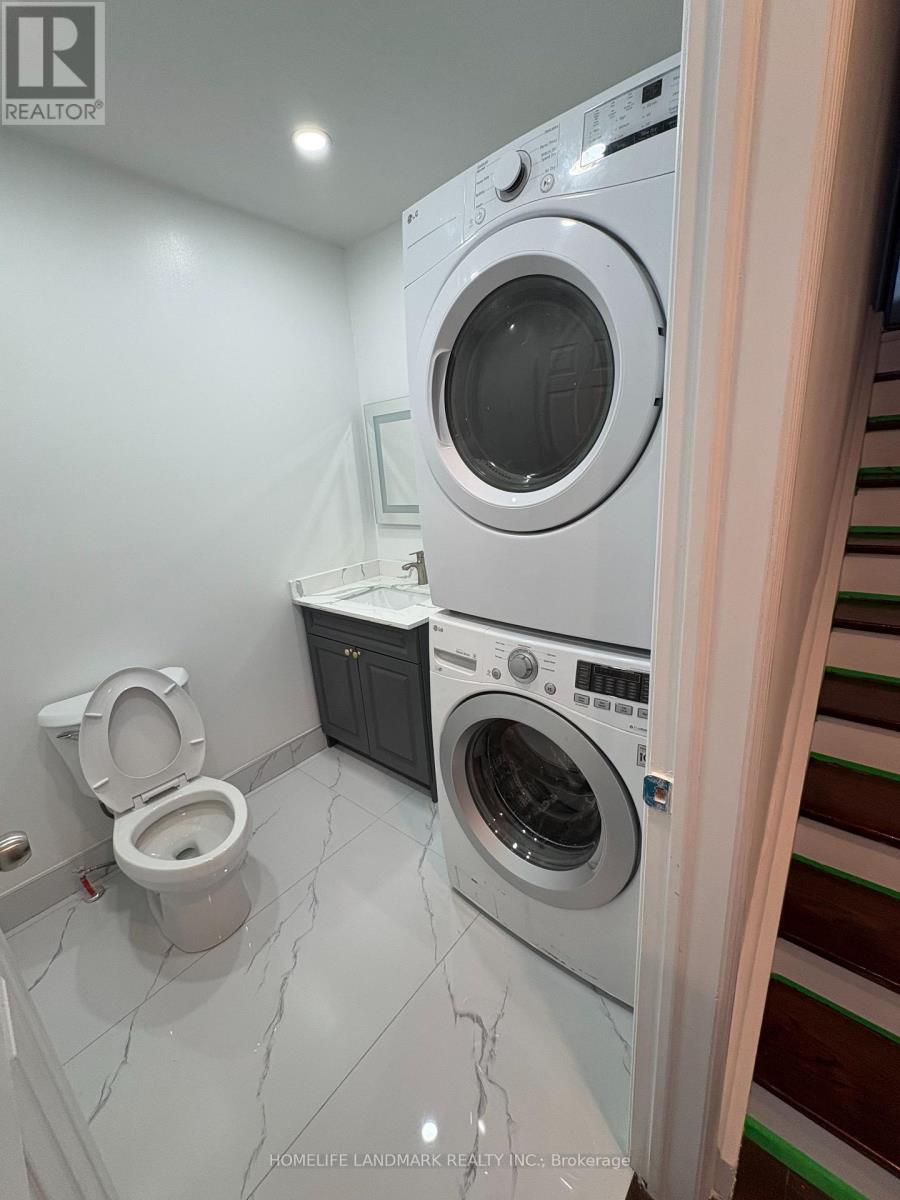 Upper - 1233 Fairdale Drive, Mississauga, Ontario  L5C 1K3 - Photo 7 - W12907604