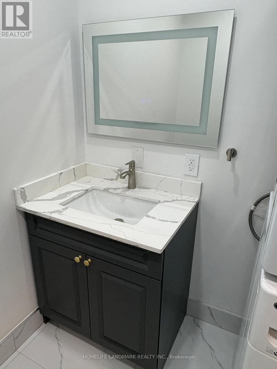 Upper - 1233 Fairdale Drive, Mississauga, Ontario  L5C 1K3 - Photo 8 - W12907604