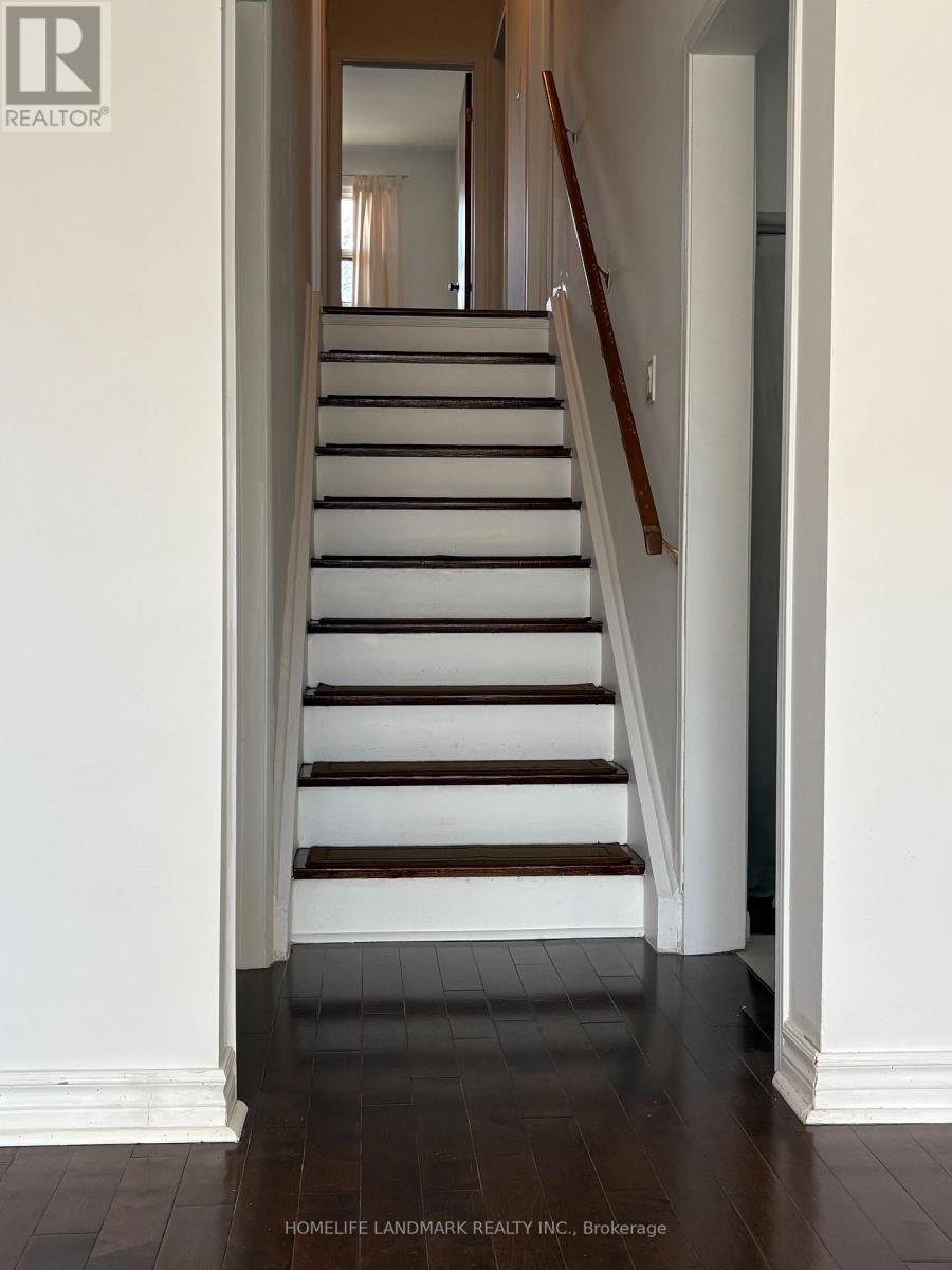 Upper - 1233 Fairdale Drive, Mississauga, Ontario  L5C 1K3 - Photo 9 - W12907604