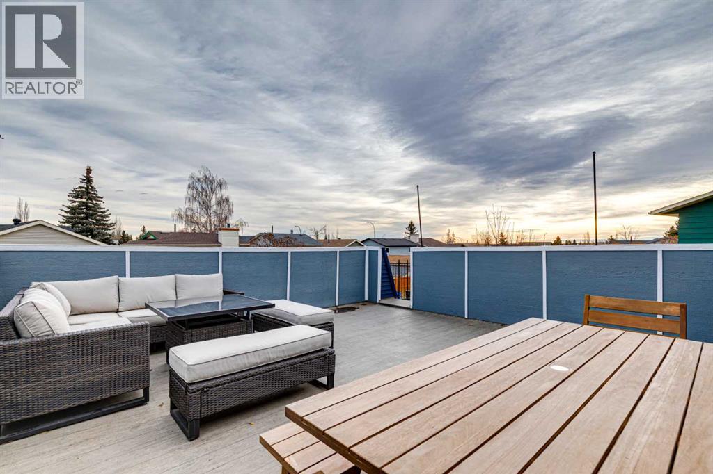 44 Shawcliffe Bay SW, Calgary, Alberta  T2Y 1H1 - Photo 2 - A2293815