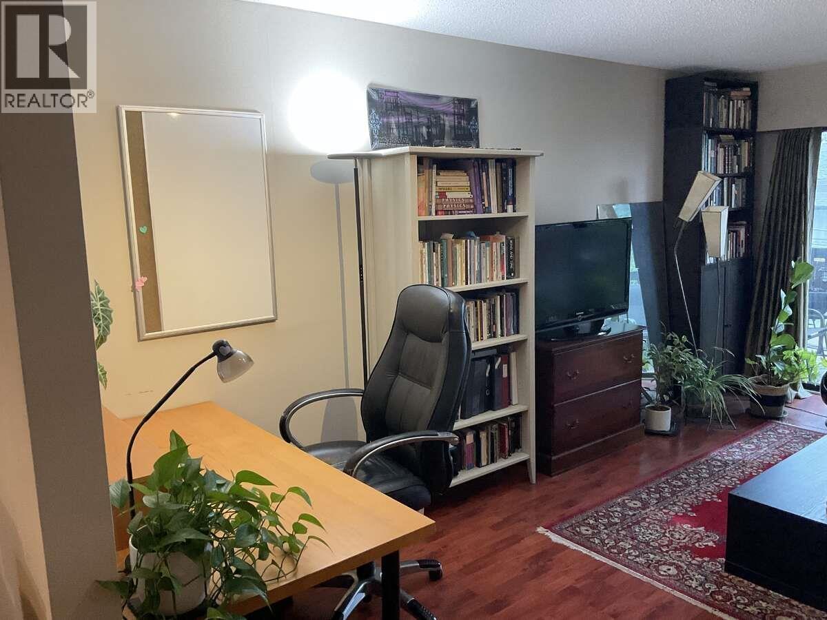 203 211 W 3rd Street, North Vancouver, British Columbia  V7M 1E9 - Photo 3 - R3102173