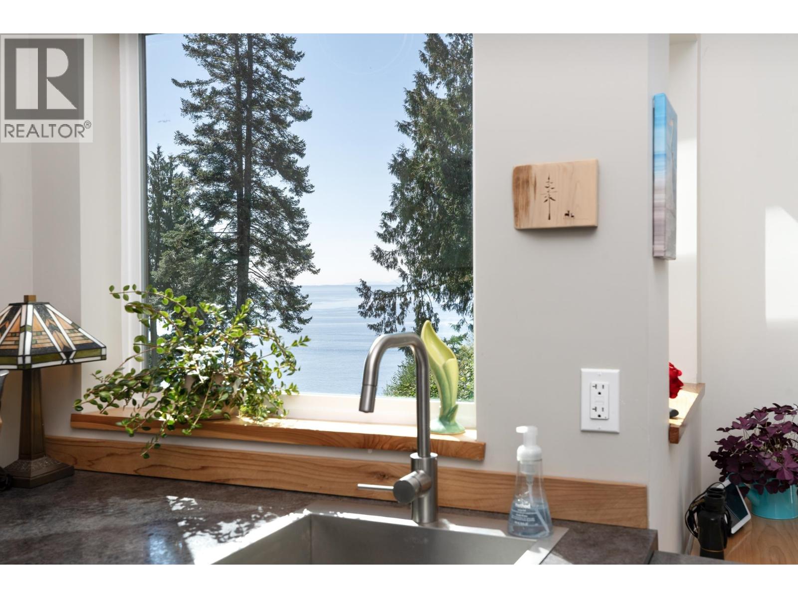 7835 Redrooffs Road, Halfmoon Bay, British Columbia V7Z 1A4 - Photo 11 - R3052783