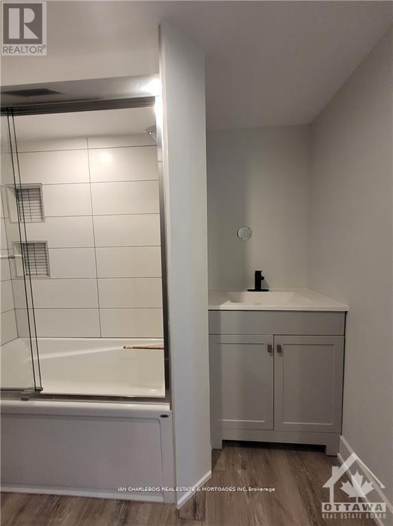 B - 814 Smyth Road, Ottawa, Ontario  K1G 1P3 - Photo 10 - X12907656