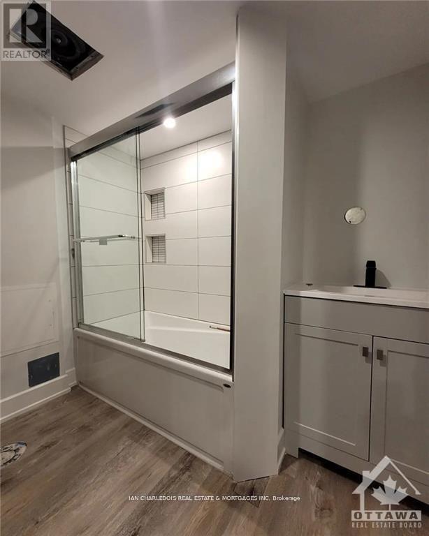 B - 814 Smyth Road, Ottawa, Ontario  K1G 1P3 - Photo 9 - X12907656