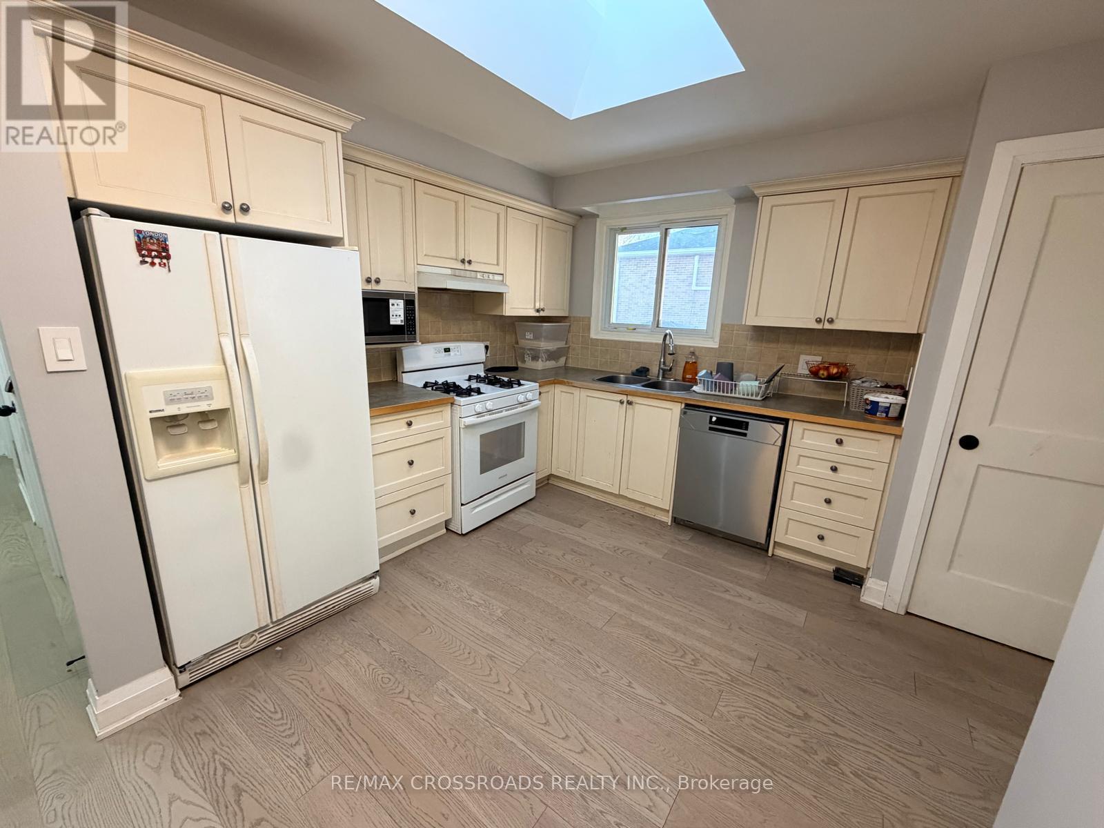 804 Fairview Avenue, Pickering, Ontario  L1W 1M8 - Photo 4 - E12907658