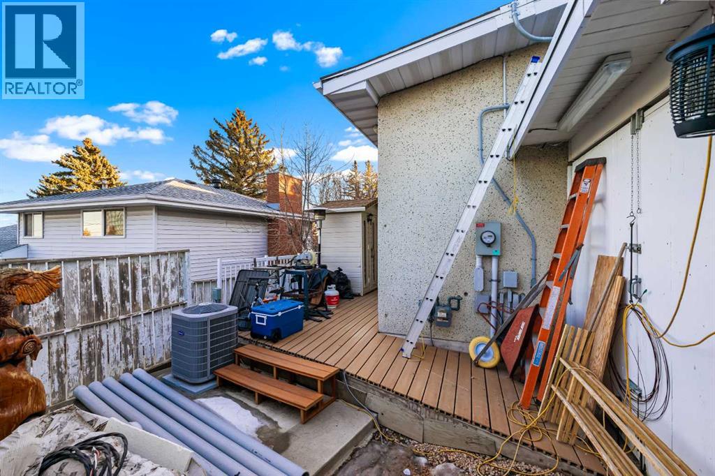 1016 Hunterdale Place Nw, Calgary, Alberta  T2Z 4R7 - Photo 5 - A2279676