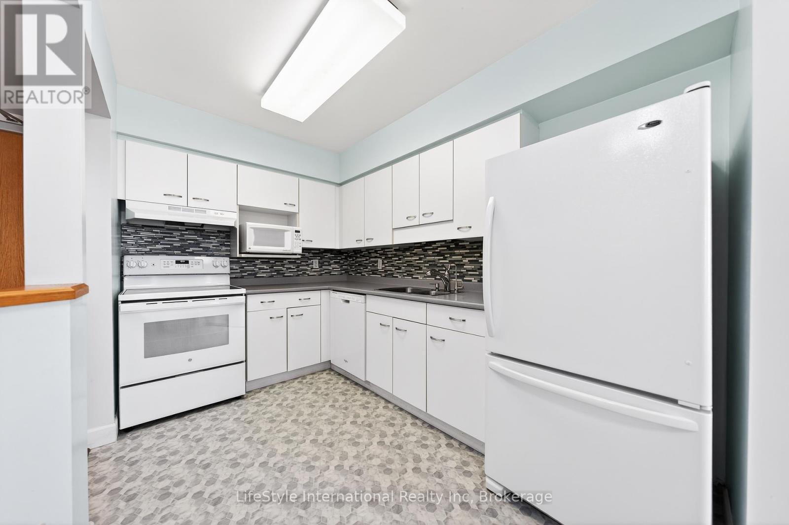 306 - 208 Silvercreek Parkway N, Guelph, Ontario  N1H 8H2 - Photo 8 - X12836484