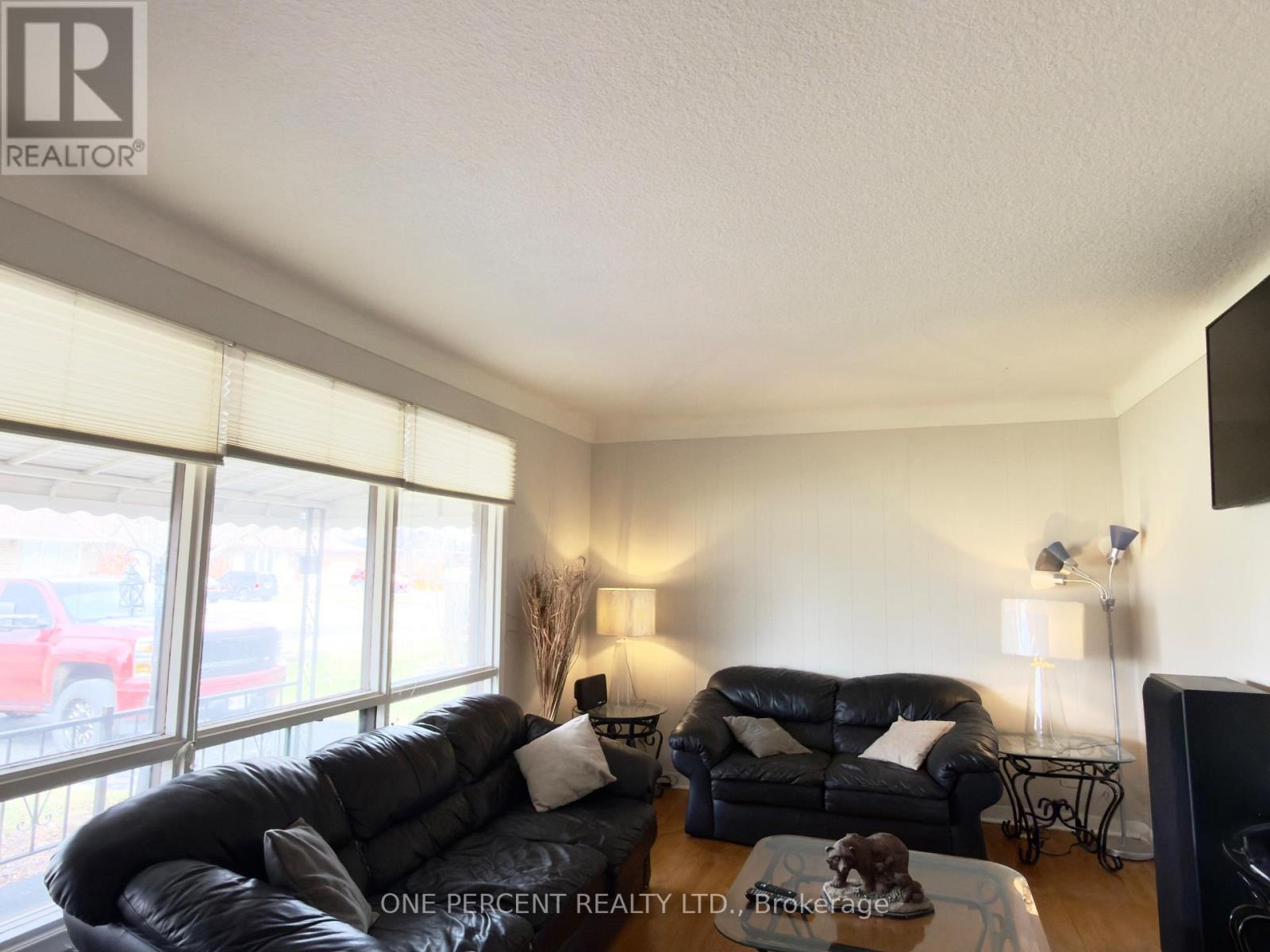 37 Empress Avenue, Welland, Ontario  L3B 1K6 - Photo 3 - X12907694