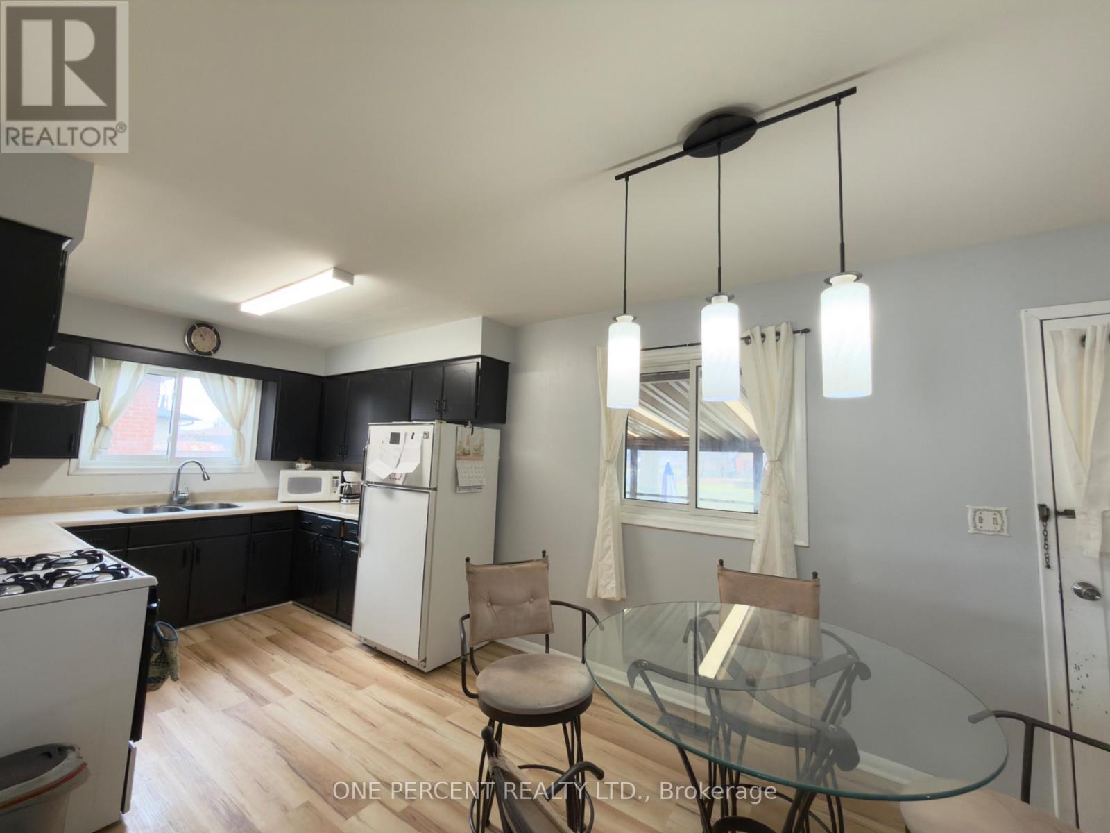 37 Empress Avenue, Welland, Ontario  L3B 1K6 - Photo 5 - X12907694