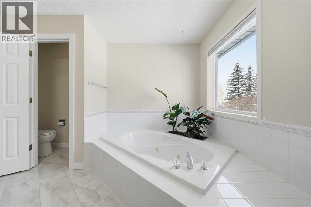 22 Scenic View Close NW, Calgary, Alberta  T3L 1Y5 - Photo 25 - A2293663