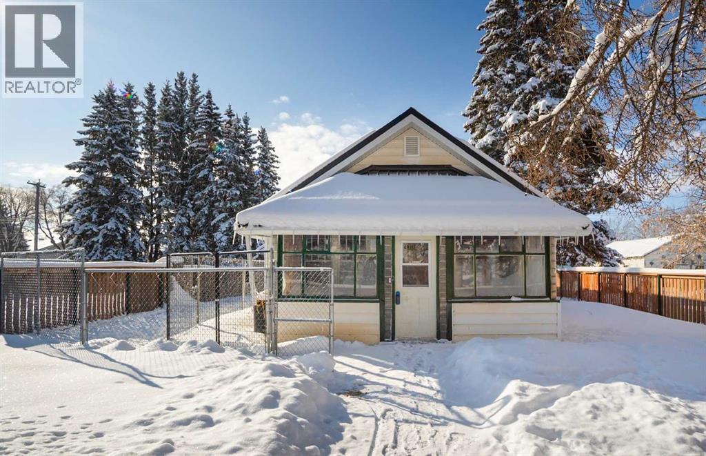 4915 52 Avenue, Eckville, Alberta  T0M 0X0 - Photo 2 - A2294141